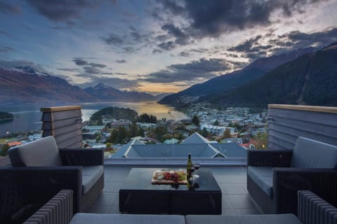 Balcony/Terrace, Lake view, Mountain view