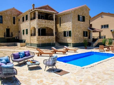Swimming pool, Location, children, Family
