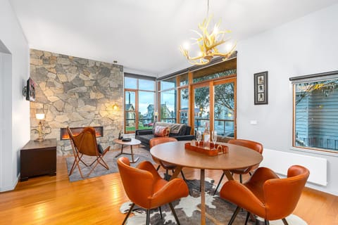 Seating area, Dining area