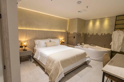 Bed, Bathroom, Photo of the whole room, Bath, towels