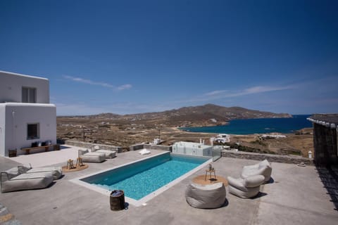 Property building, Day, Sea view, Swimming pool, sunbed