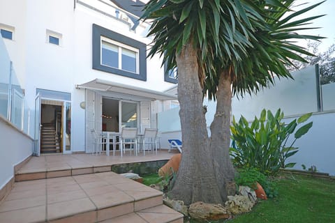 Property building, Facade/entrance, Off site