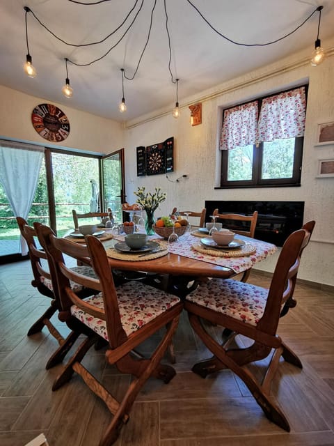 Day, Living room, Seating area, Dining area, Time of day