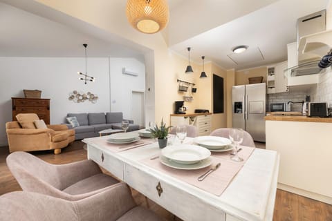 Kitchen or kitchenette, Living room, Seating area, Dining area