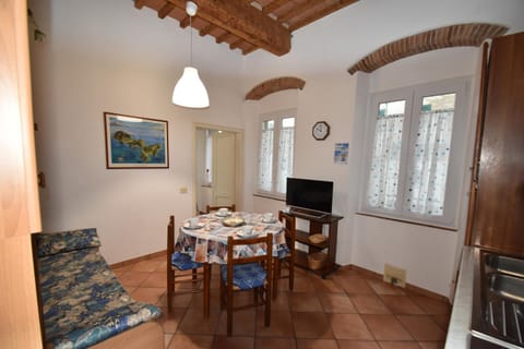 Bed, TV and multimedia, Kitchen or kitchenette, Living room, Seating area, Dining area, stove, air conditioner