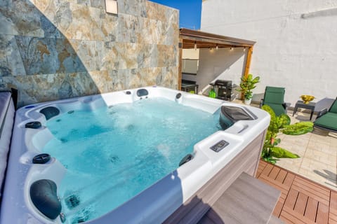 Day, BBQ facilities, Hot Tub, Balcony/Terrace, Balcony/Terrace, Dining area, sunbed