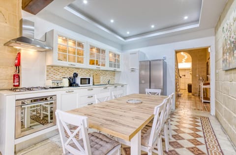 Kitchen or kitchenette, Dining area, dishwasher, minibar, pet friendly, stove, toaster