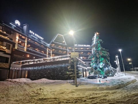 Property building, Restaurant/places to eat, Winter, Balcony/Terrace