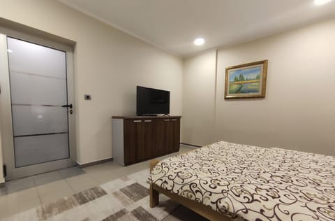 Bed, TV and multimedia, Bedroom