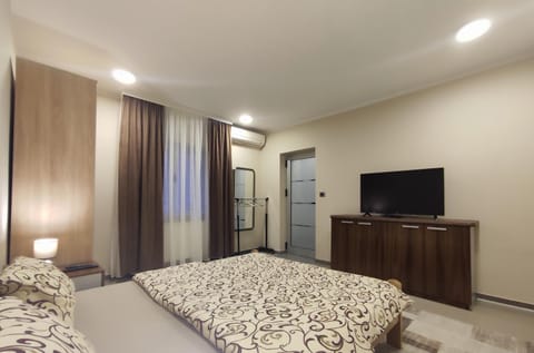 Communal lounge/ TV room, Bed, TV and multimedia, Photo of the whole room, Bedroom, wardrobe, air conditioner