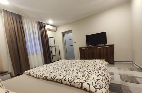 Bed, TV and multimedia, Bedroom