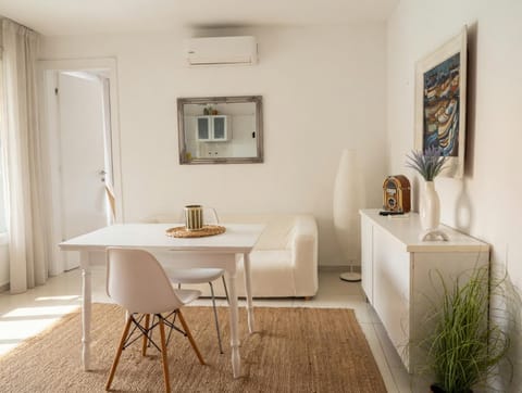 Kitchen or kitchenette, Living room, Seating area, Dining area, air conditioner