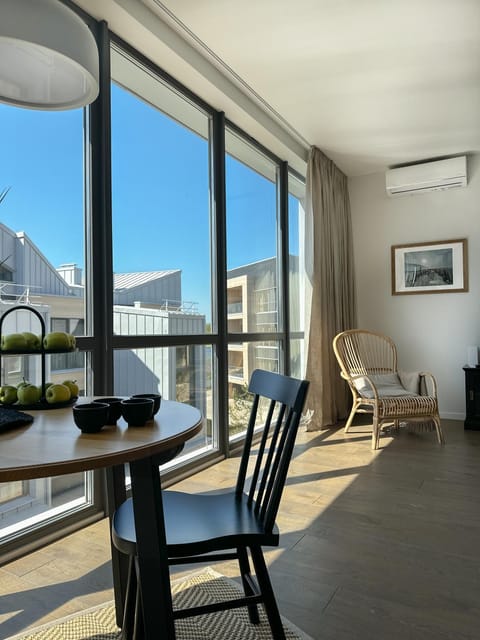Patio, View (from property/room), Living room, Seating area, Dining area