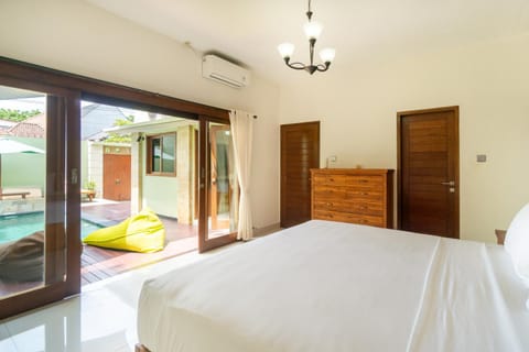 Bed, Photo of the whole room, Bedroom, Pool view, Swimming pool