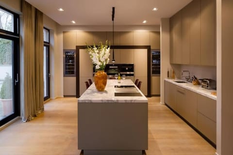 1000m2 villa with indoor pool Villa in Brussels