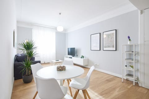 TV and multimedia, Living room, Seating area, Dining area