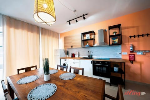 Kitchen or kitchenette, Dining area