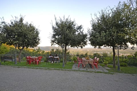 Property building, Facade/entrance, People, Garden, Garden, Balcony/Terrace, Area and facilities