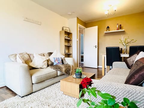 Communal lounge/ TV room, TV and multimedia, Living room, Dining area