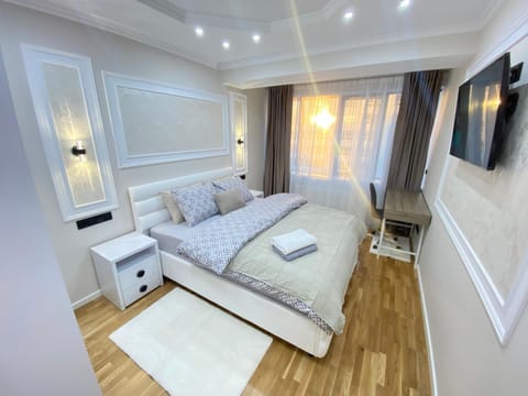 Bed, TV and multimedia, Photo of the whole room, Bedroom