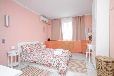 Bed, Photo of the whole room, Bedroom, towels, air conditioner