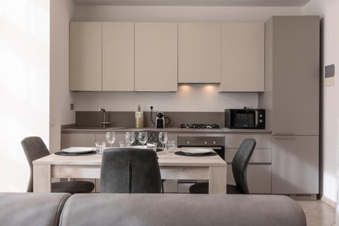 Kitchen or kitchenette, Dining area, minibar, stove