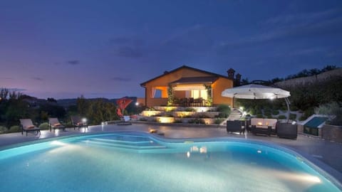 Property building, Garden, Balcony/Terrace, Seating area, Swimming pool