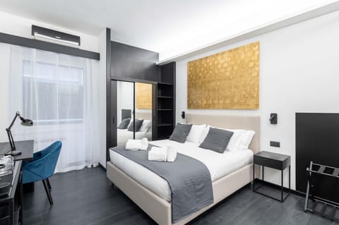TV and multimedia, Coffee/tea facilities, Seating area, flat iron, hair dryier, internet, internet, minibar, safe, towels, air conditioner