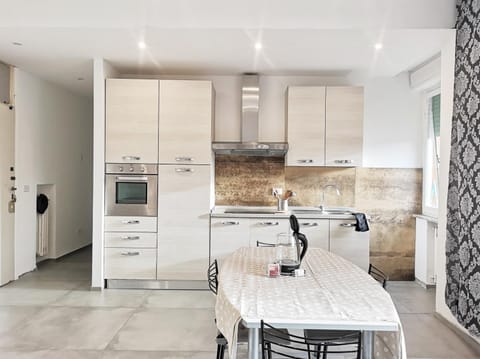 Kitchen or kitchenette, Dining area, pet friendly, stove