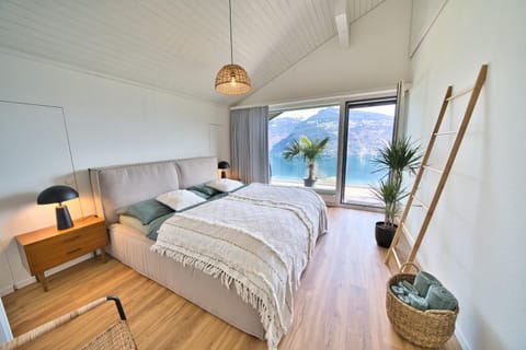 Bedroom, Lake view