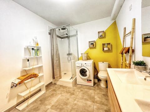 Shower, Toilet, Bathroom, washing machine