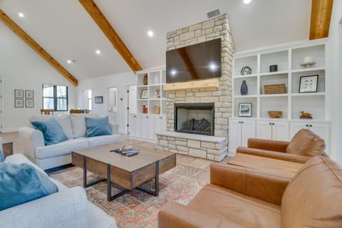 Waterfront Flippin Retreat with White River Access! House in Arkansas