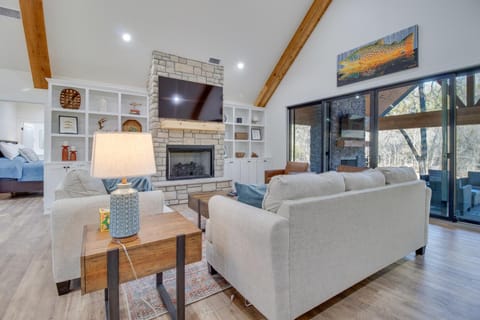 Waterfront Flippin Retreat with White River Access! House in Arkansas