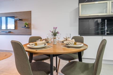 Kitchen or kitchenette, Dining area