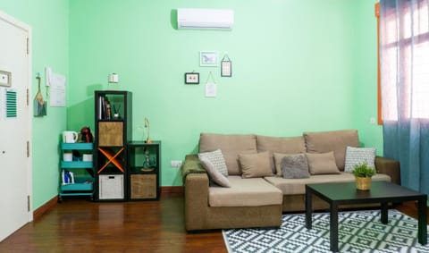 TV and multimedia, Living room, Seating area, air conditioner