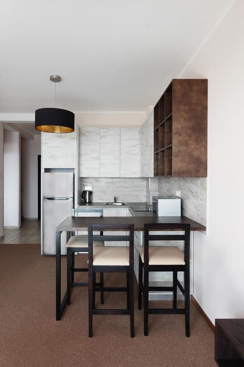 Kitchen or kitchenette, Dining area, minibar, stove