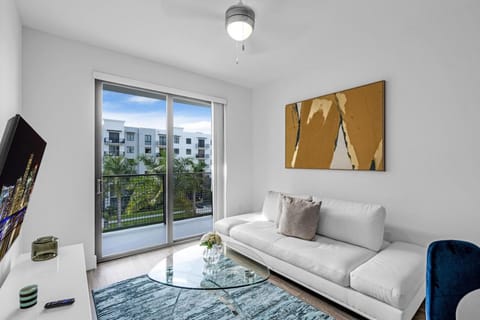 Sleek Doral Retreat 1 Bed Oasis With Free Parking Apartment in Doral