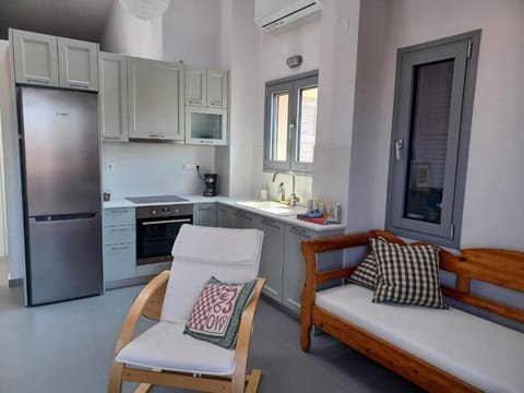 Kitchen or kitchenette, Living room, Seating area, Dining area, oven, pet friendly, stove, air conditioner