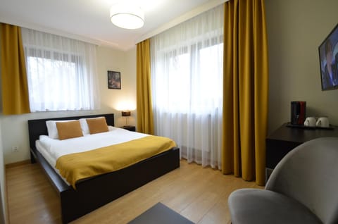 Bed, TV and multimedia, Living room, Photo of the whole room, Seating area, Bedroom