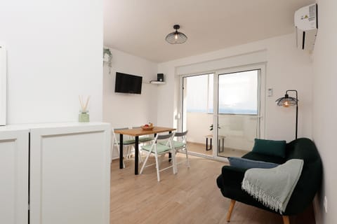 TV and multimedia, Living room, Seating area, Dining area, Evening entertainment, air conditioner