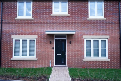A1M Hampton Height New Entire 4bed House PE7 8SN Apartment in Huntingdonshire District