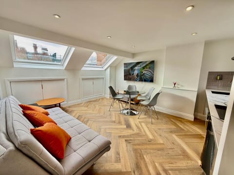 Communal lounge/ TV room, TV and multimedia, Kitchen or kitchenette, Living room, Seating area