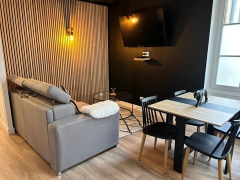 TV and multimedia, Living room, Seating area, Dining area