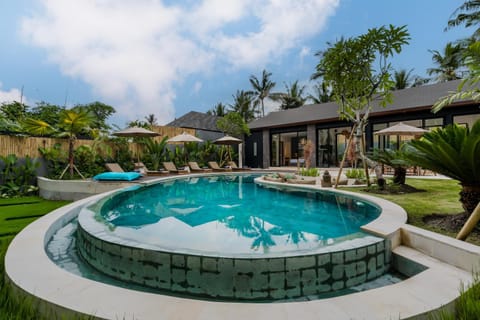 Property building, Pool view, Swimming pool, sunbed