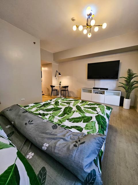 Bed, TV and multimedia, Photo of the whole room, Bedroom