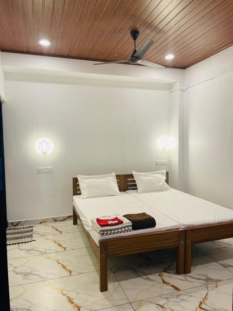 Bed, Photo of the whole room, Seating area, Bedroom