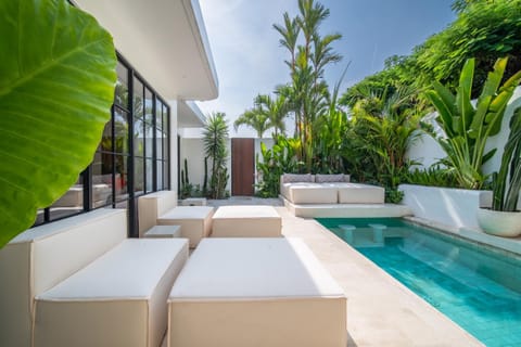 Patio, Day, Natural landscape, Garden, Garden view, Pool view, Swimming pool, sunbed