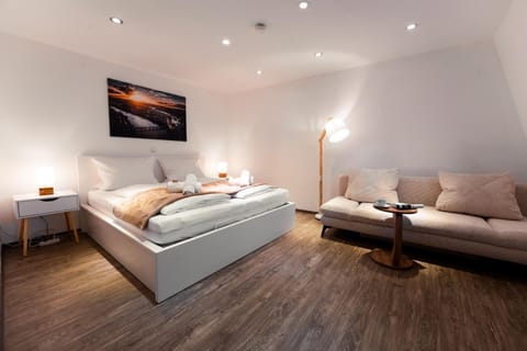 Bed, Photo of the whole room, Seating area, Bedroom