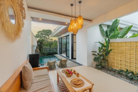 Garden, Living room, Food and drinks, Seating area, Dining area, Garden view, Pool view, Swimming pool, sunbed