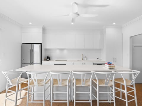 Kitchen or kitchenette, Dining area, dishwasher, oven, pet friendly, stove